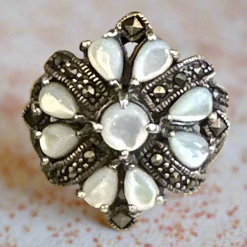 Gorgeous Marcasite & Mother of Pearl Ring Size 7.5 Vintage 8g - Picture 6 of 6